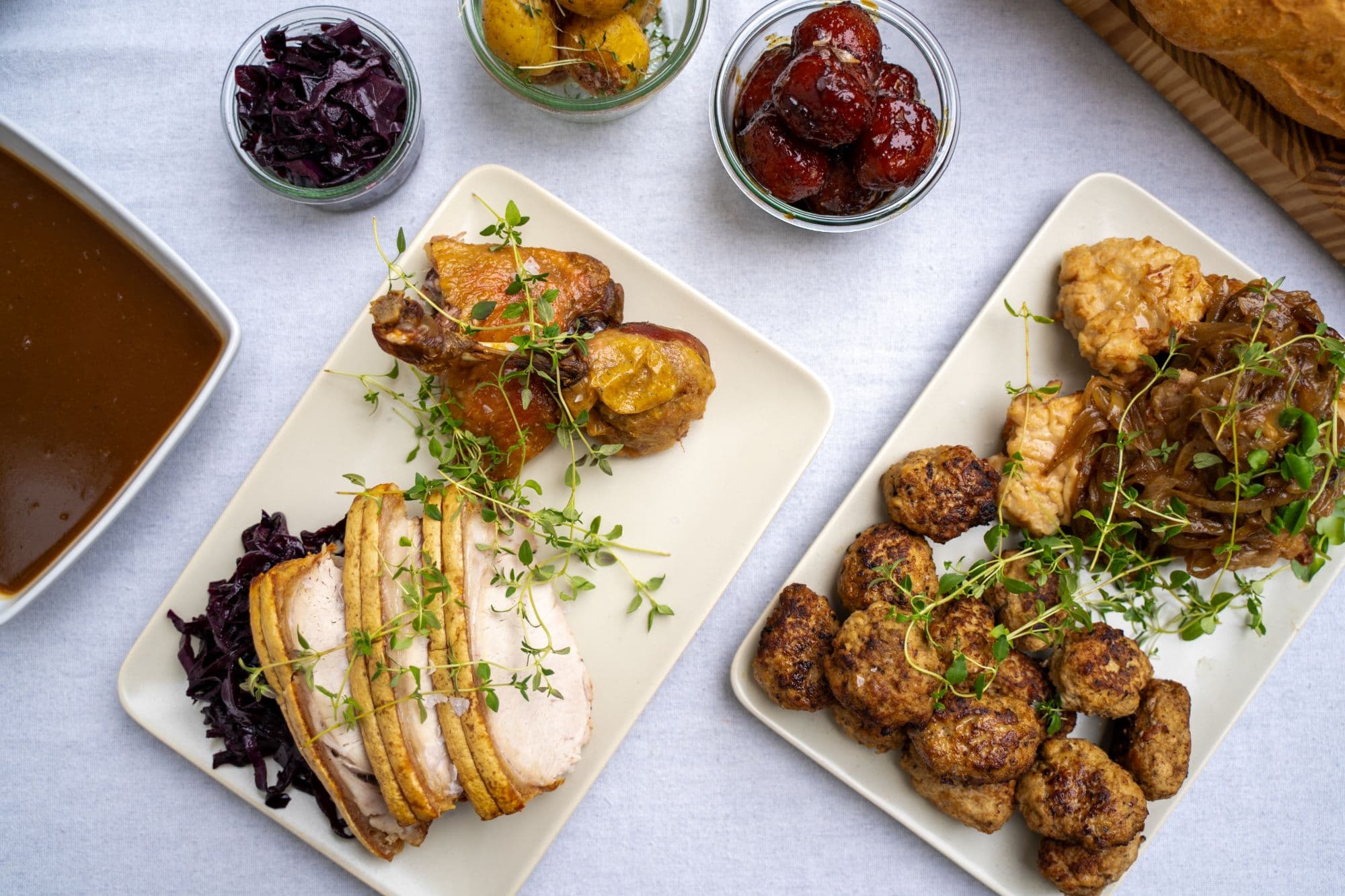 Flæskesteg med sprød svær, andelår, frikadeller og rødkål fra MÆSKs julemenu