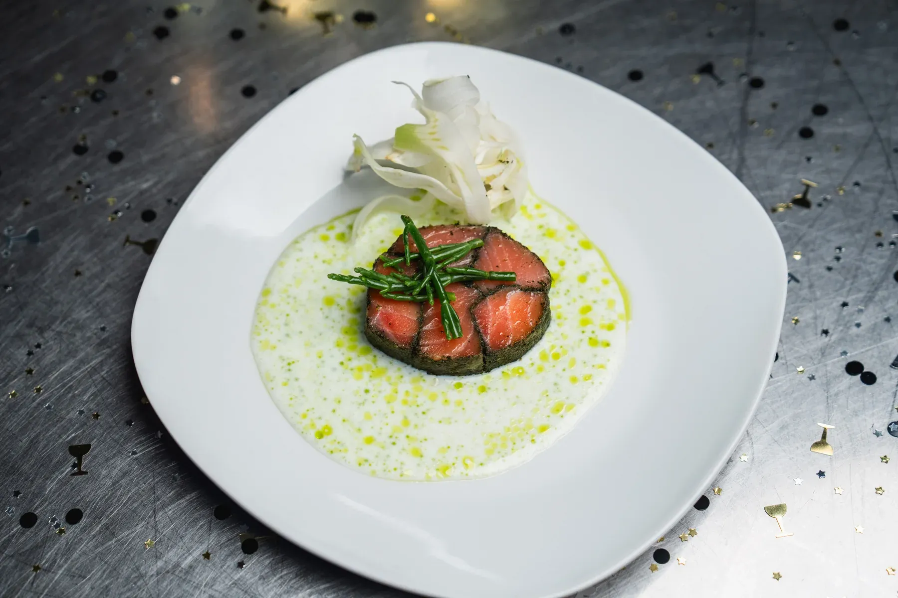 Anrettet forret med urtesauce fra MÆSKs cateringmenu