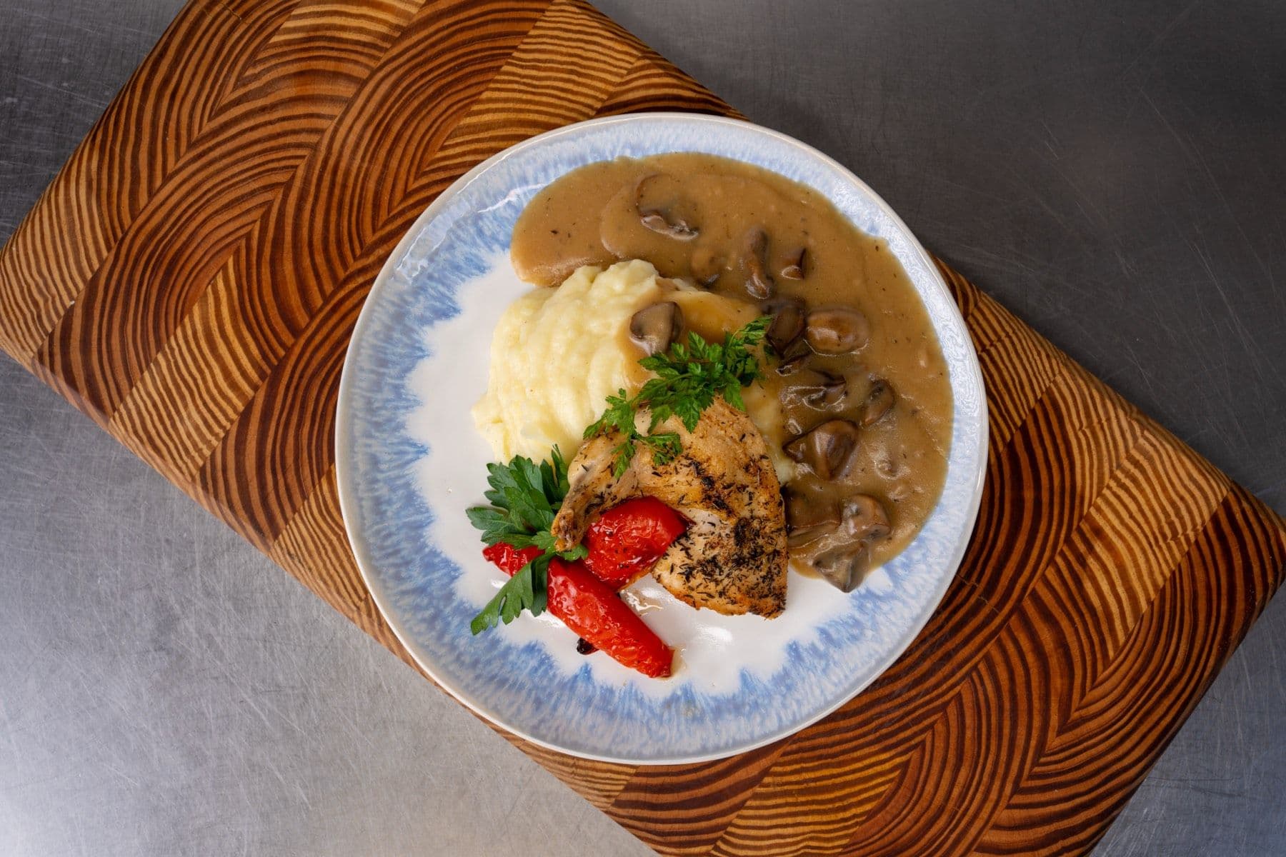Kylling i champignonsauce med kartoffelmos fra en tidligere MÆSK-ugemenu