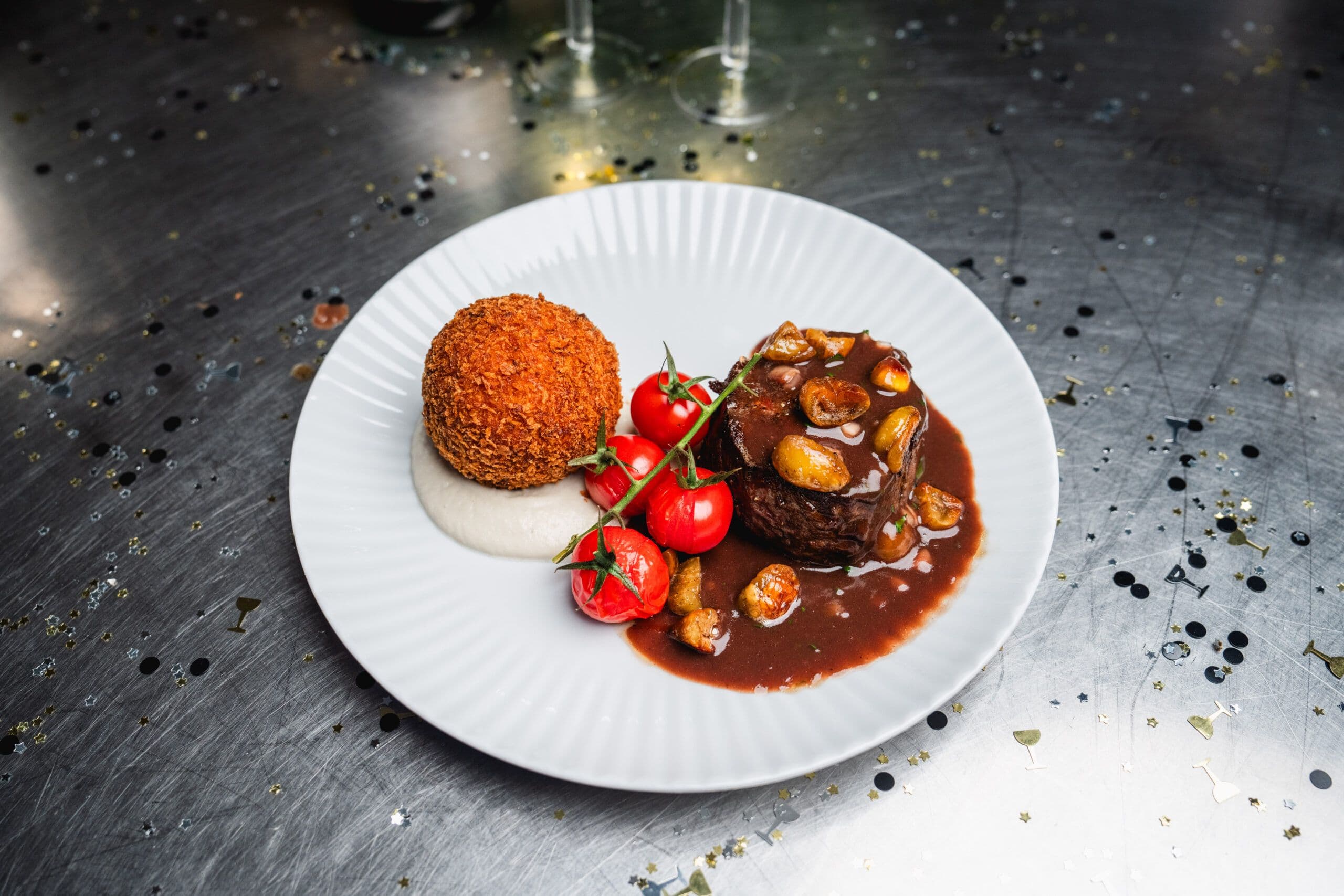 Hovedret med sauce, kroket og tomater fra MÆSKs cateringmenu